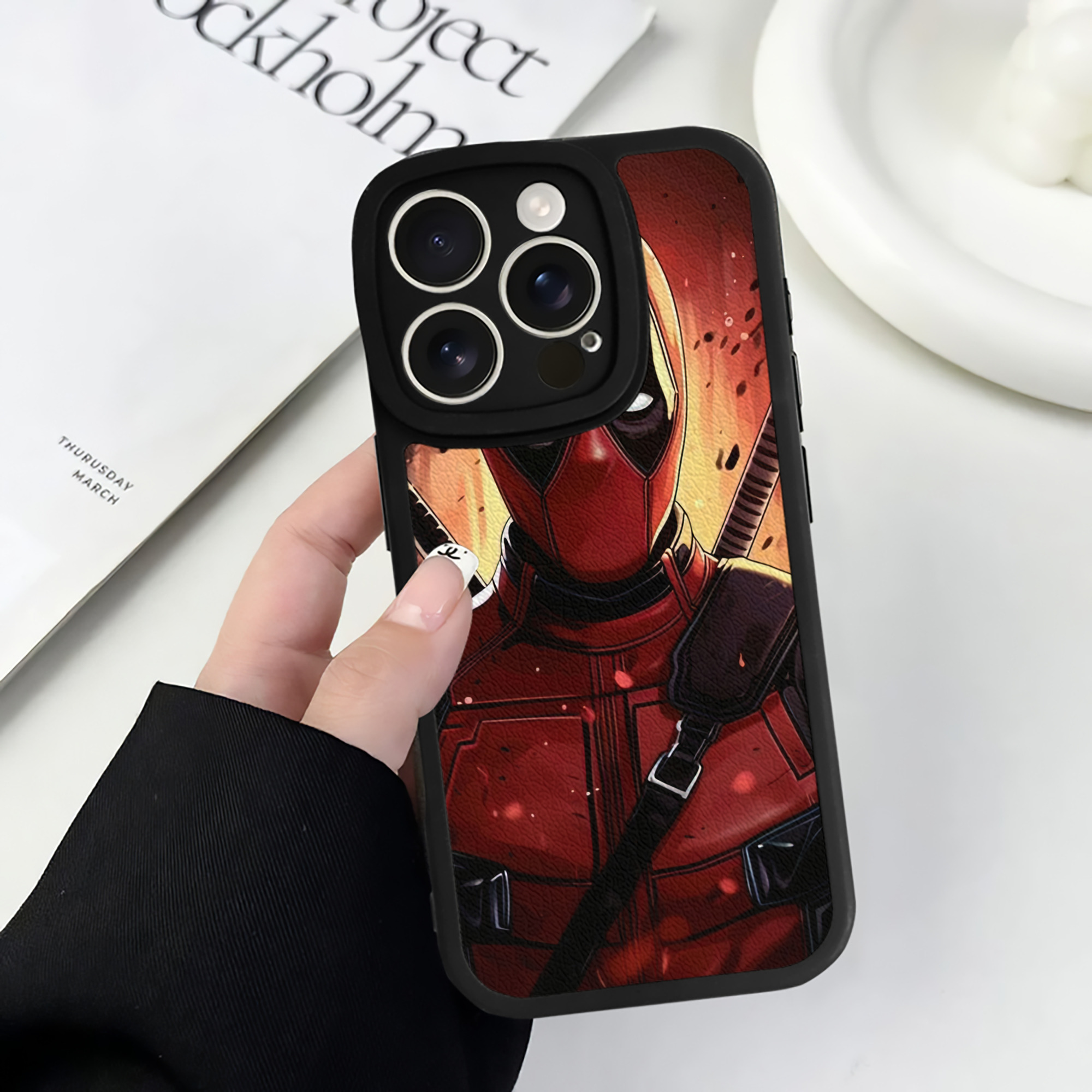 （画像用） Deadpool デッドプール 【iPhone 16シリーズ対応】シリコンスマホケース（レザー調） 材質：シリコン
